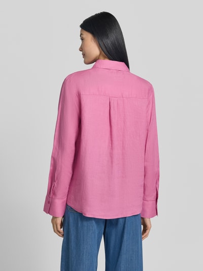 Frauenmodel trägt Leinenbluse mit Brusttasche Modell 'LINO' von MANGO, Pink, strukturierte Oberfläche, Ganzkörperansicht Rückansicht.