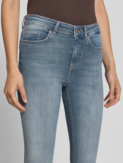 Frauenmodel trägt hellblaue Skinny Fit Jeans aus Baumwoll-Mix Modell 'BLUSH' von ONLY, Damen Skinny Fit Jeans von ONLY, Nahaufnahme Oberkörper