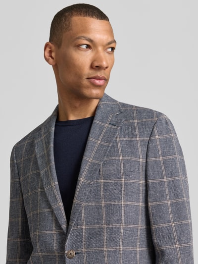 Männermodel trägt Modern Fit Sakko mit Pattentaschen und Reverskragen von Christian Berg Men, Leinen-Baumwoll-Mix, Nahaufnahme Oberkörper.