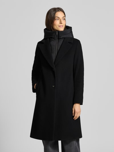 Frauenmodel trägt Regular Fit Wollmantel mit Kaschmir-Anteil Modell 'MIRA' von Cinque in Schwarz, Schurwoll-Mix, Reißverschluss, Kapuze, Reverskragen, Knopfverschluss, Eingrifftaschen, glatte Textur, Ganzkörperansicht von vorne.