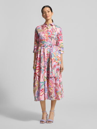 Frauenmodel trägt Hemdblusenkleid mit Bindegürtel von Milano Italy aus reiner Baumwolle im bunten Allover-Look, Ganzkörperansicht von vorne.