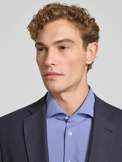 Männermodel trägt Regular Fit zakelijk overhemd met haaikraag model 'Spread' van Seidensticker in lichtblauw, Heren Businesshemd, Nahaufnahme Oberkörper