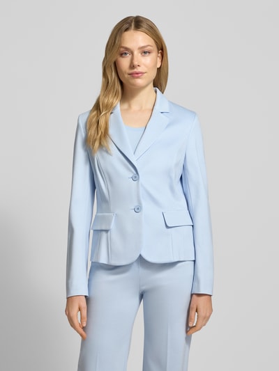 Frauenmodel trägt Blazer mit Reverskragen von Marc Cain aus Viskose-Mix mit Stretch-Anteil, Regular-Fit, Pattentaschen, Knopfverschluss, Nahaufnahme Oberkörper.
