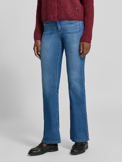 Frauenmodel trägt blaue Bootcut-Jeans aus Baumwoll-Mix Modell 'SHAKIRA' von Brax, Damen Bootcut-Jeans, Nahaufnahme Oberkörper.
