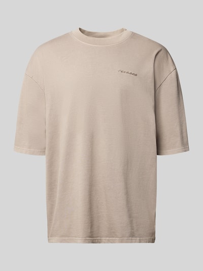 Produktfoto, Oversized T-Shirt mit Label-Stitching von Pegador aus reiner Baumwolle, Herren T-Shirt, gerippter Rundhalsausschnitt, beige, Rückenlänge 69 cm bei Größe M.