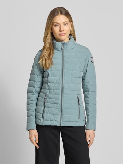 Kobiece model nosi kurtkę pikowaną z zamkiem błyskawicznym i kieszeniami model 'GS 111' od G.I.G.A. DX, kolor jasnoniebieski, krój slim fit, stójka, długość tyłu w rozmiarze 36: 67 cm, szerokość ramion w rozmiarze 36: 38 cm, szerokość klatki piersiowej w rozmiarze 36: 49 cm, długość rękawów w rozmiarze 36: 65 cm, pełny widok z przodu
