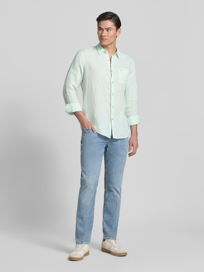 Männermodel trägt Regular Fit Leinenhemd mit Kentkragen und Brusttasche von Guess, mintgrün, Leinen, Brusttasche, Ganzkörperansicht von vorne.