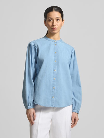 Frauenmodel trägt Regular Fit Bluse im Denim-Look Modell 'Valeria' von Brax aus reiner Baumwolle, Ganzkörperansicht von vorne.