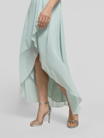 Frauenmodel trägt Midikleid aus Chiffon mit tiefem V-Ausschnitt von Jake*s Cocktail, Taillierter Schnitt, Volants, Taillenband, Nahaufnahme Unterkörper.