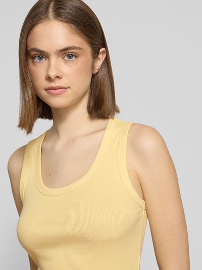 Frauenmodel trägt Slim Fit Tank Top aus Baumwoll-Mix Modell 'EASY' von Only, Optik: Unifarben, U-Ausschnitt, Feinripp, Nahaufnahme Oberkörper.
