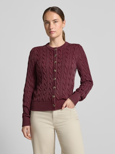 Frauenmodel trägt Relaxed Fit Strickjacke aus reiner Baumwolle von Jake*s in Dunkelrot mit Zopfmuster, Damen Pullover von Jake*s Casual, Nahaufnahme Oberkörper.