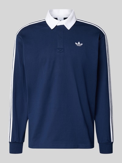 Produktfoto, Poloshirt mit Label-Stitching von adidas Originals in Dunkelblau mit weißen Details, reine Baumwolle, Regular Fit, strukturierte Oberfläche