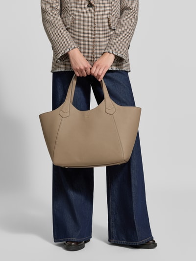 Kobiece modelka nosi torbę shopper z naturalnej skóry z detalem z logo Shopper aus echtem Leder mit Label-Detail od BOSS, całkowity widok z przodu