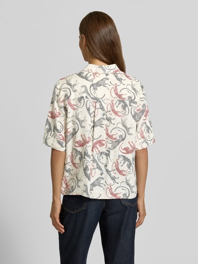 Vrouwenmodel draagt Regular Fit linnen blouse met logo-stitching van Tommy Hilfiger, look: effen, borstzak, overhemdkraag, rugpas met cacharelplooi, korte mouwen, knoopsluiting, materiaal: puur linnen, geheel van achteren
