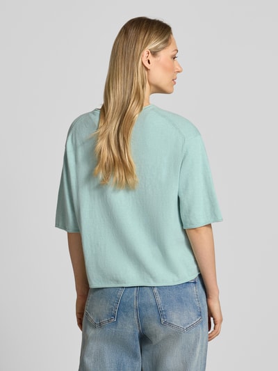 Vrouwenmodel draagt Oversized Pullover uit mix van katoen en kasjmier van Tom Tailor, look: effen, oversized pasvorm, korte mouw, knitwear, rolzoom aan romp en mouw, kleur lichtblauw, Ganzkörperansicht Rückansicht.
