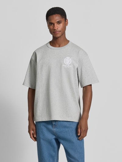 Mannelijk model draagt Relaxed Fit T-shirt uit pure katoen van Polo Ralph Lauren in lichtgrijs, rechte vorm, jeans, Ganzkörperansicht von vorne.