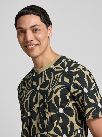 Männermodel trägt Regular Fit T-Shirt aus reiner Baumwolle Modell 'PERRY' von Only & Sons mit Optik:Allover-Muster, Nahaufnahme Oberkörper.
