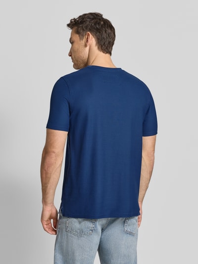 Mężczyznamodel nosi Regular Fit T-Shirt mit Logo-Stitching von Fynch-Hatton, męski t-shirt z bawełny, okrągły dekolt, długość tyłu w rozmiarze M: 68 cm, Ganzkörperansicht Rückansicht.