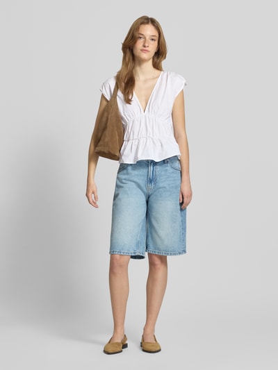 Frauenmodel trägt Peplum Top mit V-Ausschnitt von Gina Tricot aus Reine Baumwolle im Körpernaher-Schnitt mit Raffungen, Ganzkörperansicht von vorne.