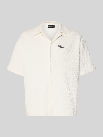 Produktfoto, Regular Fit Freizeithemd mit Label-Stitching Modell 'Jovren' von Pegador in Creme mit Rautenstruktur, Elastischer-Material-Mix, Halbarm, Reverskragen, Knopfleiste
