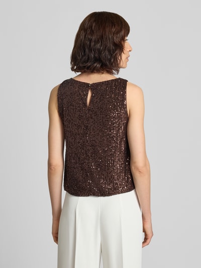 Frauenmodel trägt Regular Fit Top mit Allover-Pailettenbesatz von Vera Mont, elastischer Material-Mix, Rückansicht, Ganzkörperansicht.