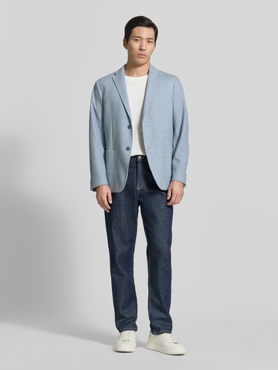 Männermodel trägt Slim Fit 2-Knopf-Sakko mit Strukturmuster von Pierre Cardin, Material-Mix mit Stretch-Anteil, Reverskragen, AufgesetzteTaschen, Rückenlänge 75 cm, Schulterbreite 43 cm, Ärmellänge 66 cm, hellblaue Farbtöne, glatte Textur, Ganzkörperansicht von vorne.