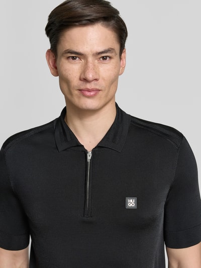 Männermodel trägt Regular Fit Poloshirt aus Viskose-Mix Modell 'SAYFONG-4' von HUGO in Optik: Unifarben, Nahaufnahme Oberkörper.
