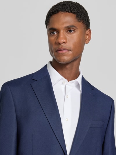 Männermodel trägt Regular Fit 2-Knopf-Sakko mit Viskose-Anteil von Christian Berg Men, dunkelblauer Stoff, glatte Textur, Nahaufnahme Oberkörper. Herren 2-Knopf-Sakko, Reverskragen, Pattentaschen, Rückenlänge 75 cm, Schulterbreite 46 cm, Ärmellänge 65 cm.