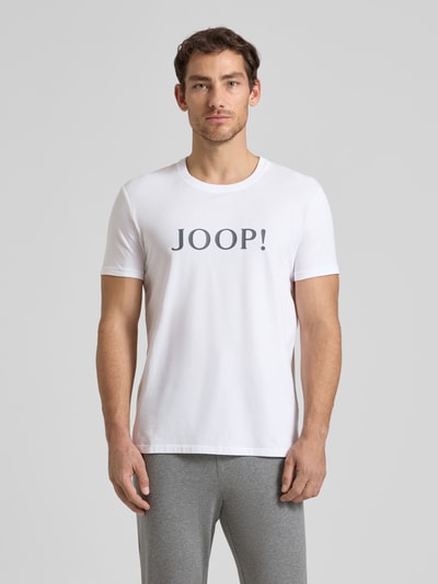 Męski model nosi T-Shirt mit Logo und Rundhalsausschnitt von JOOP! Collection, bawełna z elastanem, krój regular fit, przód, zbliżenie na górę.
