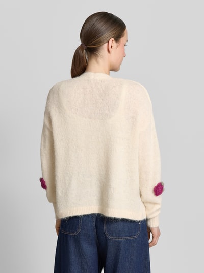 Frauenmodel trägt Cradigan mit floralen Applikationen und offener Front von Zero, Gerader-Schnitt, Rückenlänge 38 cm, Ärmellänge 45 cm, Ganzkörperansicht Rückansicht.