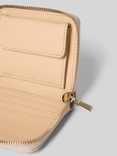 Produktfoto, hellbeiges Portemonnaie in Leder-Optik Modell 'Laurel' von Guess mit Reißverschluss, Hauptfach und Logo-Applikation.