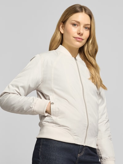 Frauenmodel trägt Regular Fit Jacke mit Stehkragen Modell 'Zaymi' von CARS JEANS, helle Farbe, glatte Textur, Eingrifftaschen, Reißverschluss, elastische Abschlüsse, Ganzkörperansicht von vorne. Rückenlänge bei Größe S: 61 cm, Schulterbreite: 41 cm, Brustweite: 39 cm, Ärmellänge: 60 cm.