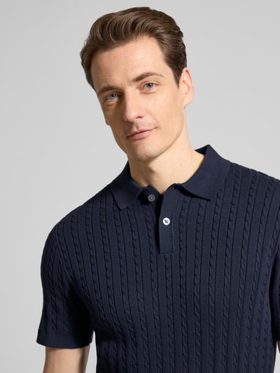 Mannelijk model draagt Slim Fit Poloshirt in Strick-Optik van Christian Berg Men, donkerblauw, katoen, polokraag, korte mouw, close-up bovenlichaam