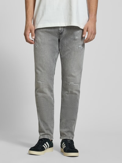 Männermodel trägt Slim Fit Jeans im Used-Look Modell 'Anbass' von Replay in Grau mit 5-Pocket-Design, Nahaufnahme Oberkörper. Elastischer Baumwoll-Mix, Knopf- und Reißverschluss, dezente Destroyed-Details, Herren Jeans.