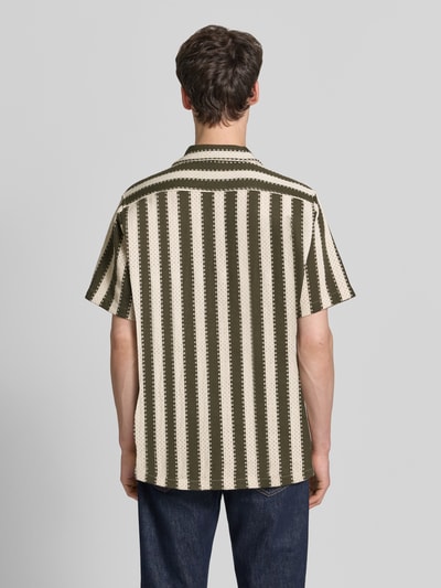 Männermodel trägt Modern Fit Freizeithemd mit Reverskragen von Lindbergh, Material-Mix mit Viskose-Anteil, Ganzkörperansicht Rückansicht.