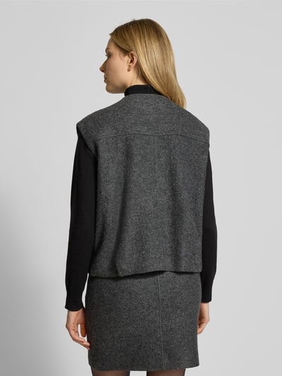 Vrouwenmodel draagt grijze bodywarmer met ritssluiting Model 'Womaya' van Opus, mix van viscose en wol, regular fit, klepzakken, ruglengte 53 cm, schouderbreedte 47 cm, borstwijdte 53 cm, ronde hals. Ganzkörperansicht Rückansicht.