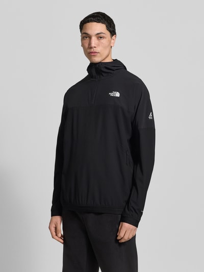 Männermodel trägt Hoodie mit Reißverschluss und Logo von The North Face in Schwarz, Regular Fit, Nahaufnahme Oberkörper.