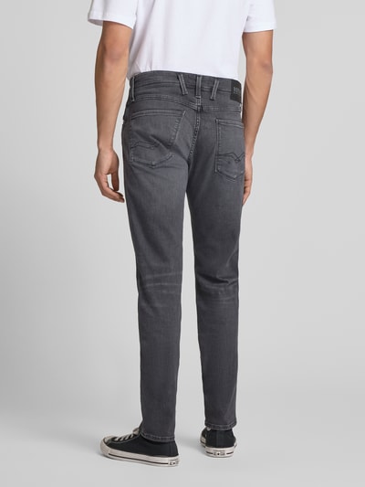 Männermodel trägt Slim Fit Jeans im 5-Pocket-Design Modell 'Anbass' von Replay, in dunklem Grau, Körpernaher-Schnitt, Ganzkörperansicht Rückansicht. Bundweite 43 cm, Innenbeinlänge 83 cm, Größe 32/32.