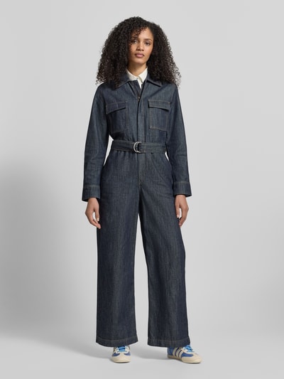 Frauenmodel trägt Jumpsuit mit kurzem Reißverschluss von Jake*s Casual in Denim-Optik, taillierter Schnitt, Ganzkörperansicht von vorne.