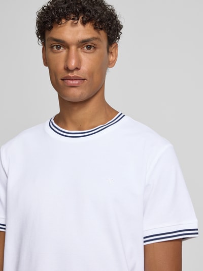 Mannenmodel draagt T-shirt met contraststrepen model 'Jose' van JOOP! collectie, mix van katoen en elastaan, regular fit, ronde hals, ruglengte bij maat M: 67 cm, Nahaufnahme bovenlichaam.