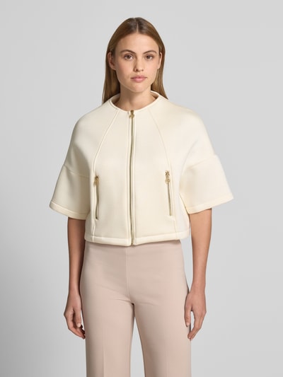 Frauenmodel trägt Jacke mit 1/2-Arm und Reißverschlusstaschen von Rinascimento in Creme, Viskose-Mix, gerader Schnitt, Ganzkörperansicht von vorne.