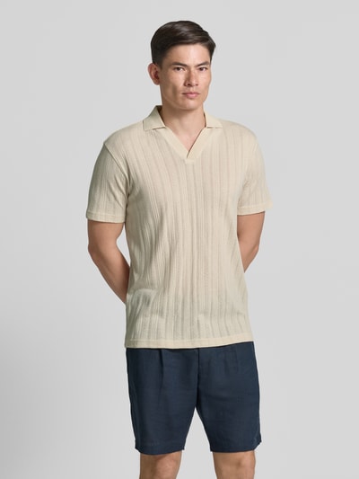 Männermodel trägt Regular Fit Poloshirt aus Baumwoll-Mix Modell 'TRAVIS' von SELECTED HOMME, creme, Strukturmuster, Ganzkörperansicht von vorne.
