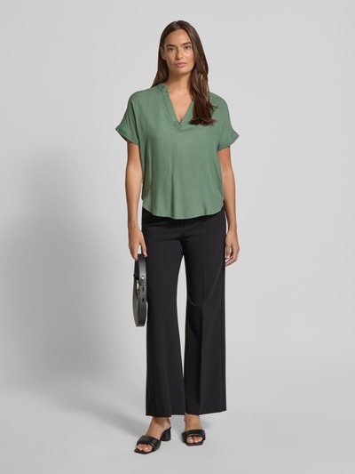 Frauenmodel trägt Relaxed Fit Blusenshirt aus reiner Viskose Modell 'BEAUTY' von Vero Moda in Uni-Optik, V-Ausschnitt, Kurzarm, Ganzkörperansicht von vorne.