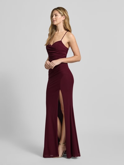 Frauenmodel trägt Slim Fit Abendkleid mit Gehschlitz von Luxuar in Bordeaux, Spaghetti-Träger, Raffungen, detailreiche Stoffstruktur, Ganzkörperansicht von vorne, Abendkleid mit Schnürverschluss, Rückenlänge 141 cm, Brustweite 29 cm.