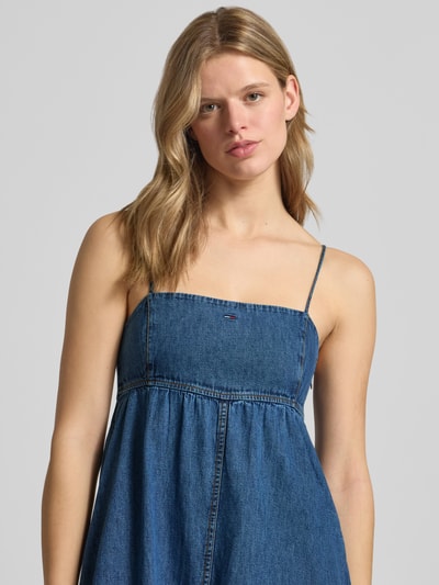 Frauenmodel trägt Maxi Freizeitkleid aus reiner Baumwolle von Tommy Jeans in Denim-Optik, verstellbare Spaghettiträger, Nahaufnahme Oberkörper.