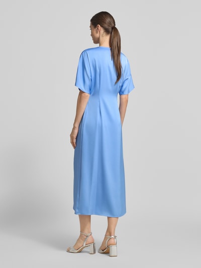 Vrouwenmodel draagt Midikleid met Knotendetail Modell 'Dela' van JOOP!, satijn, rechte fit, ronde hals, lichtblauw, volledige rugaanzicht.