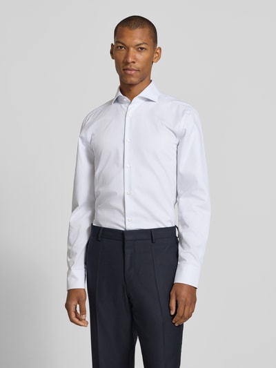 Mannelijk model draagt wit slim fit zakelijk overhemd uit katoen, model 'HANK' van BOSS, Heren, voorkant, bovenlichaam close-up.