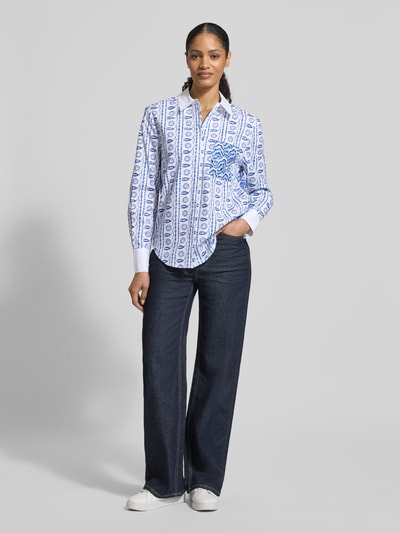 Vrouwenmodel draagt Regular Fit Bluse im Allover-Look mit Brusttasche van HERZENS, katoen-elastaanmix, regular fit, blauwe print, borstzak, hemdkraag, witte basiskleur, geheellichaamsaanzicht van voren