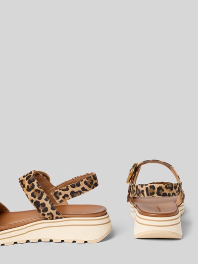 Produktfoto, Sandalen aus echtem Leder von Tamaris mit Optik:Allover-Muster, Animal-Print, Label-Prägung, Dornschließe, Sohle profiliert, Materialverarbeitung Nubuk, echtes Leder, flache Absatzform, offene Schuhspitze, beige-braunes Farbschema, strukturierte Oberfläche, Präsentation auf grauem Hintergrund.