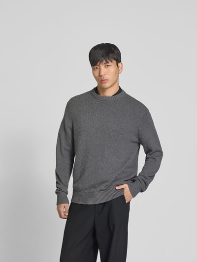 Männermodel trägt Pullover in Strick-Optik von ANNARR aus Reine Baumwolle, Relaxed-Fit, Rundhalsausschnitt, elastische Abschlüsse, Ganzkörperansicht von vorne.